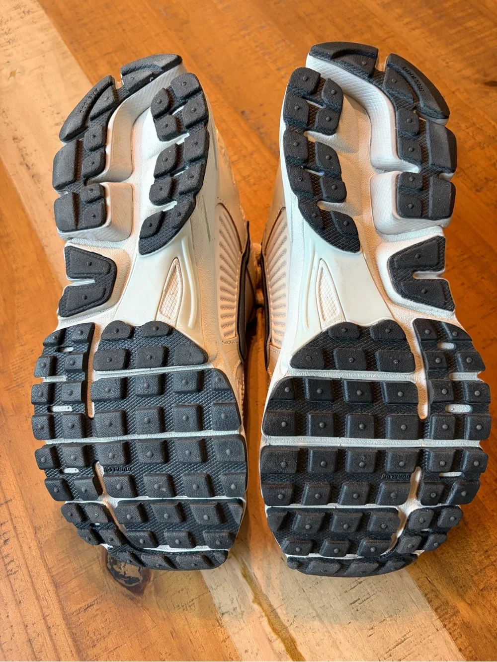 W NIKE Zoom Vomero 5, 7.5